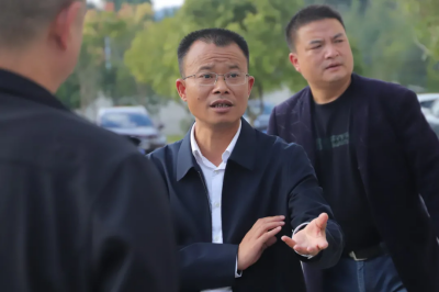 新晃縣委常委、縣委政法委書(shū)記楊海濱到我校視察、指導(dǎo)學(xué)校工作